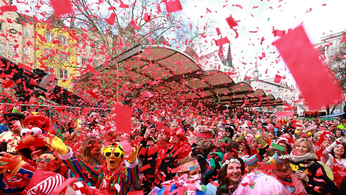 Weiberfastnacht: Straßenkarneval beginnt unter starkem Polizeischutz