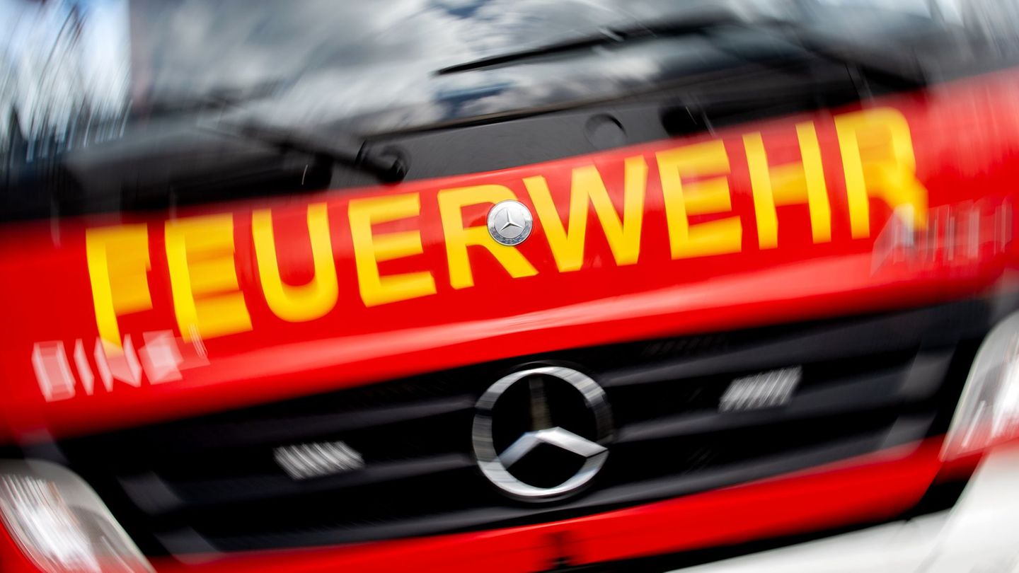 Brennende Mülltonnen: Fünf Feuerwehrleute bei Einsatz verletzt