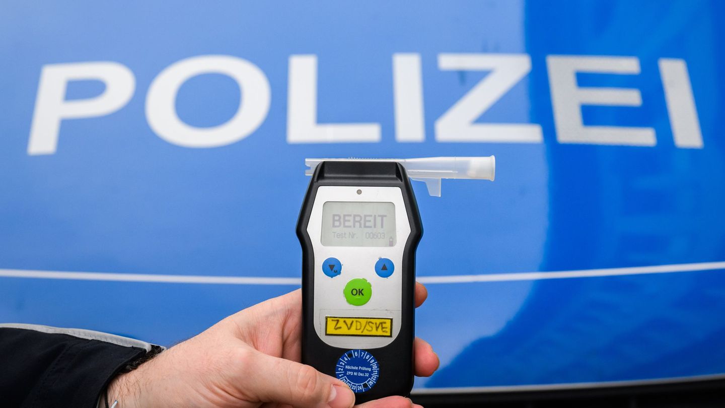 Alkoholisiert auf der Autobahn: Sattelzug in Schlangenlinien auf A65