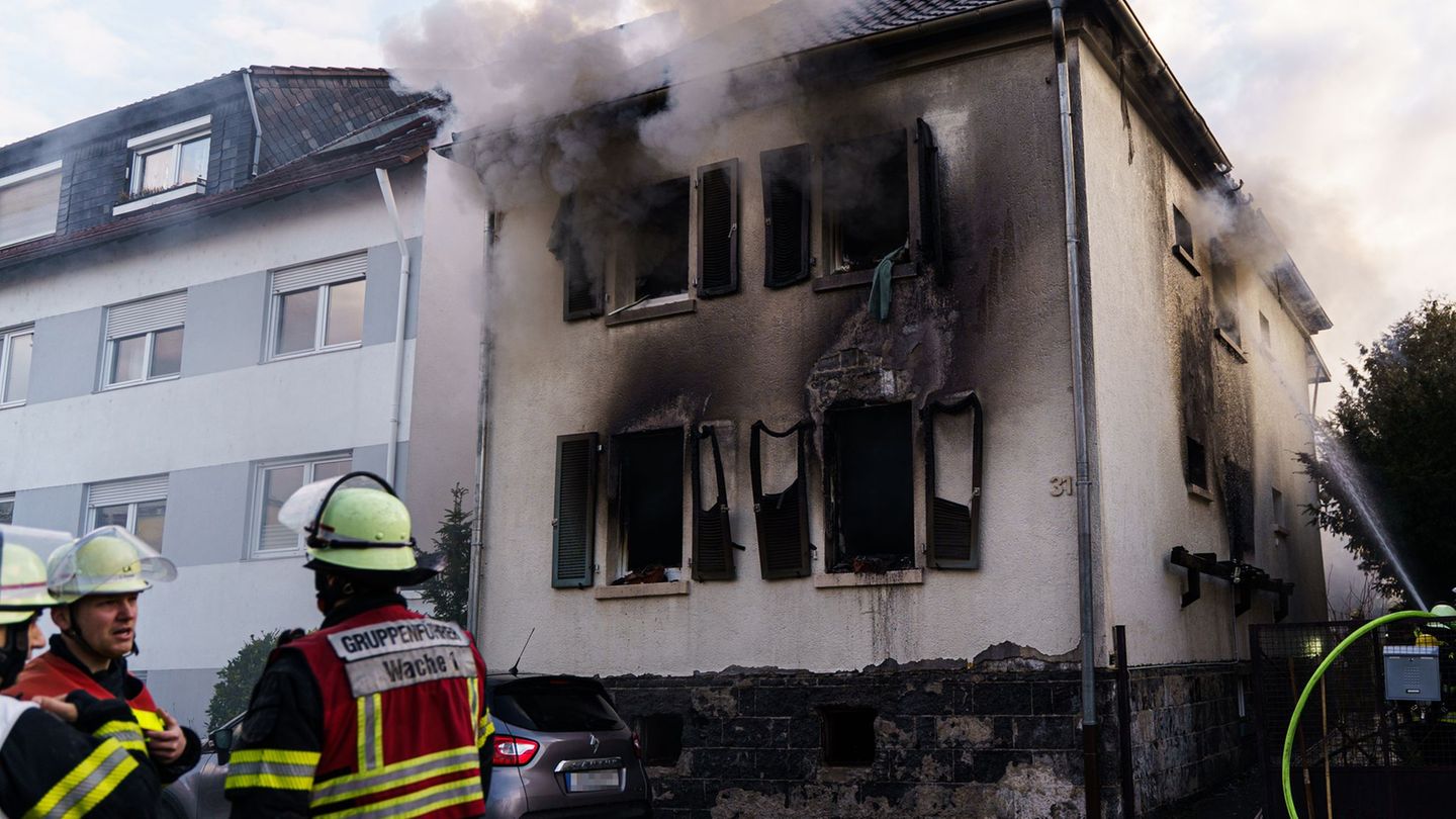 Brände: Einfamilienhaus in Mainz in Flammen