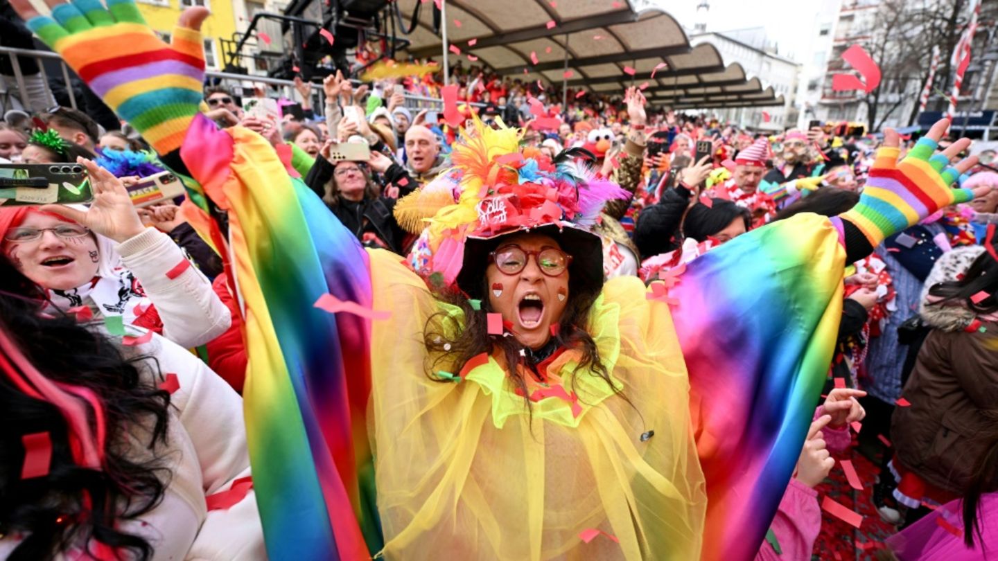 Premiere in Düsseldorf: Mottowagen für Rosenmontagszug erstmals vorab präsentiert