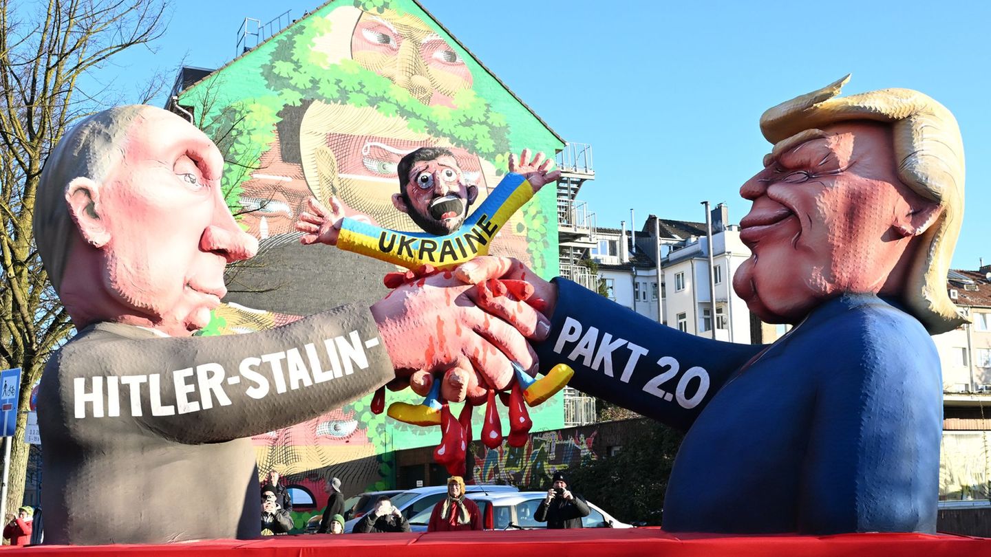 Rosenmontag am Rhein: Karnevalszüge: Weidel mit Hakenkreuz und Trump unten ohne