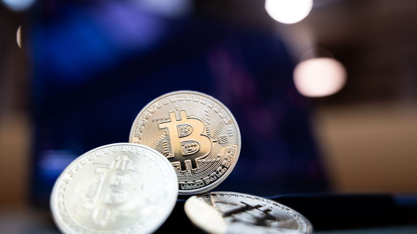 Kryptowährungen: Bitcoin rutscht wieder unter 90.000 US-Dollar