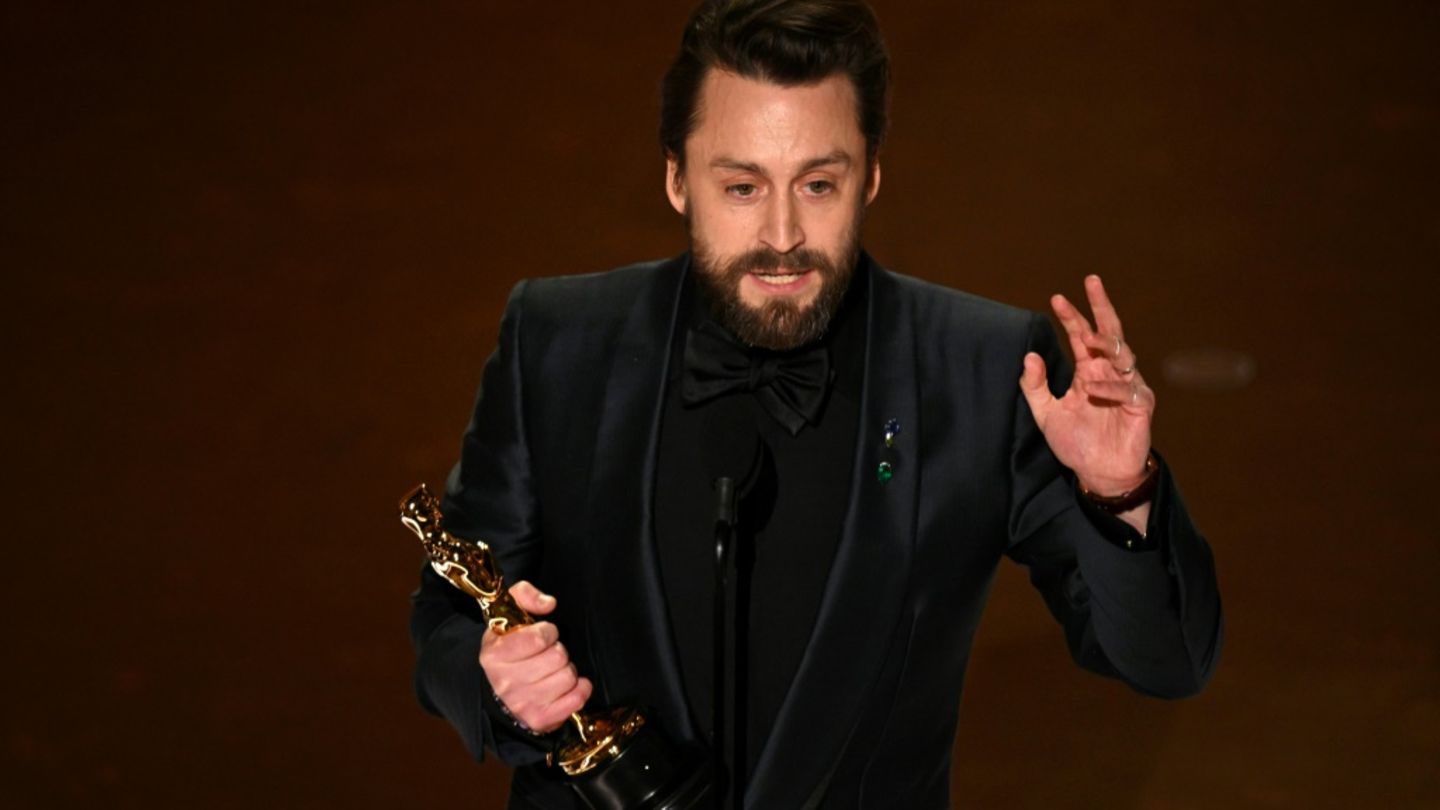 Oscars 2025: Kieran Culkin gewinnt Oscar – und erinnert seine Frau an Wette