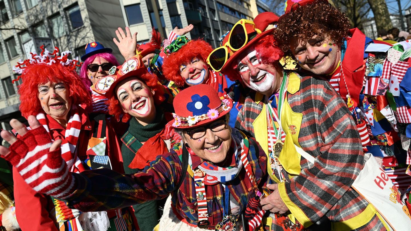 Straßenkarneval: Düsseldorfer Rosenmontagszug gestartet