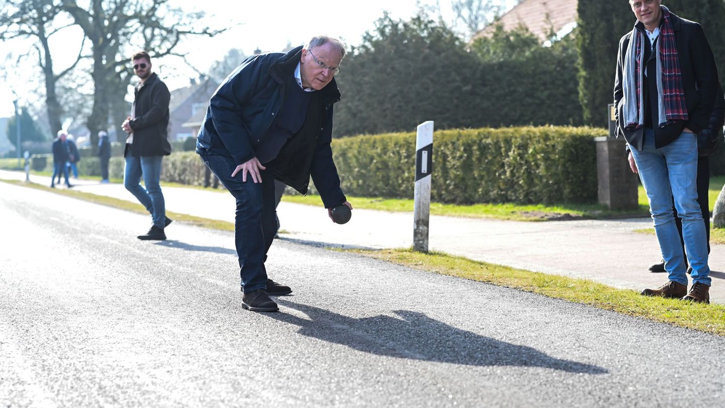 Ostfriesensport: Ministerpräsident Weil boßelt in Ostfriesland