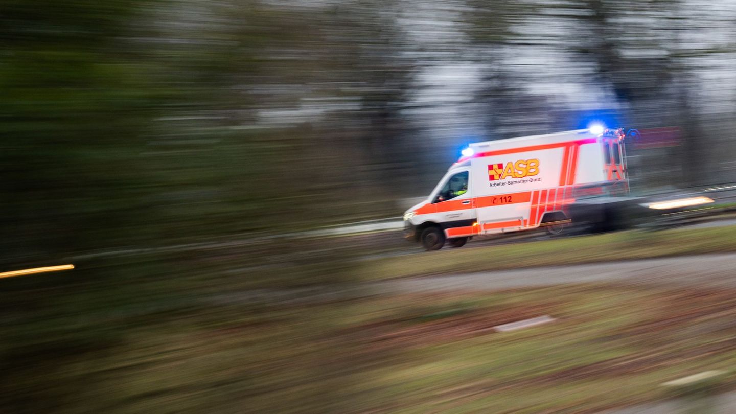 Schwerer Unfall: Neun Verletzte bei Unfall zwischen Transporter und Traktor