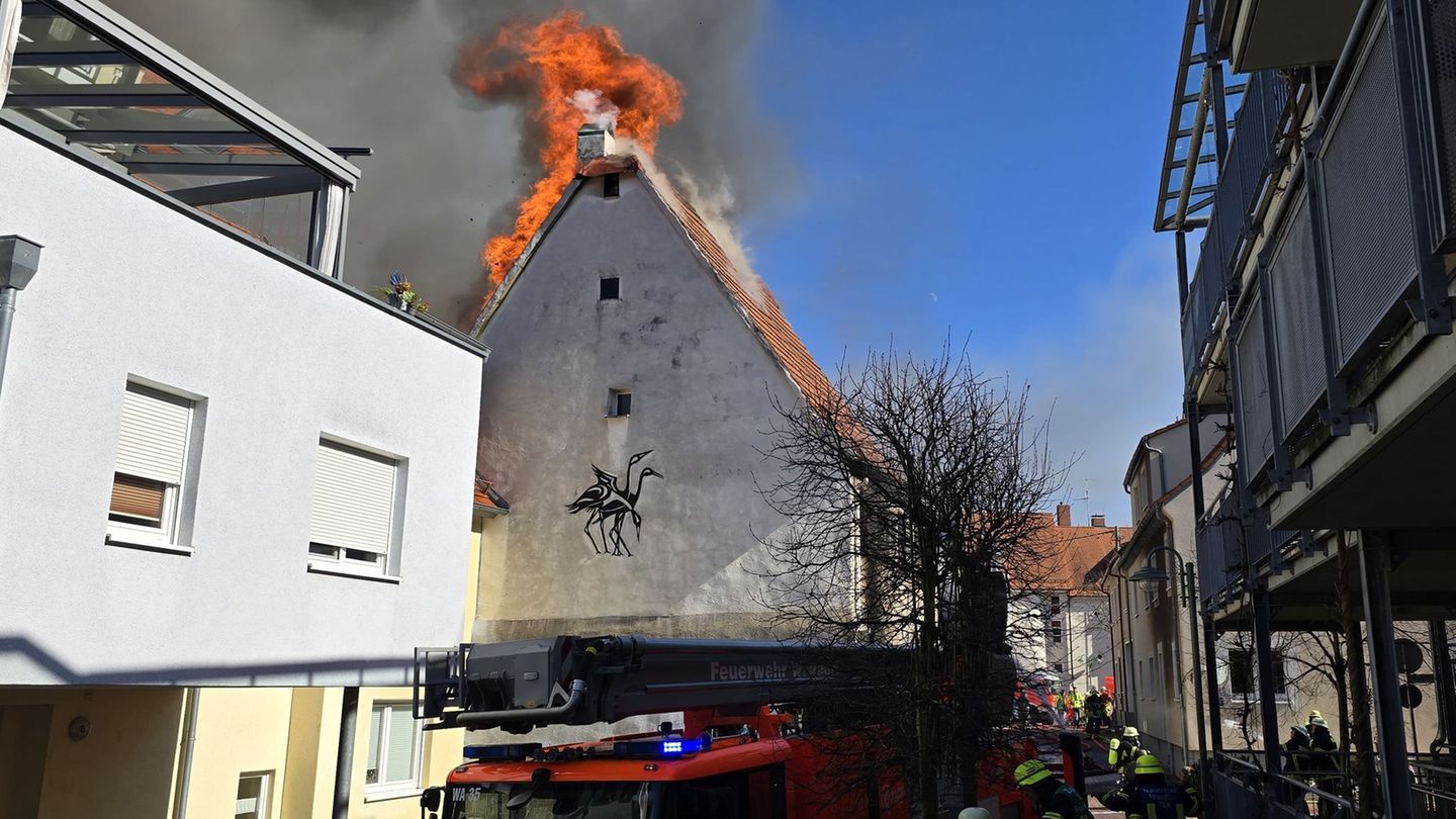 Sechs Häuser unbewohnbar: 16 Menschen verlieren Wohnungen nach Brand in Walldorf