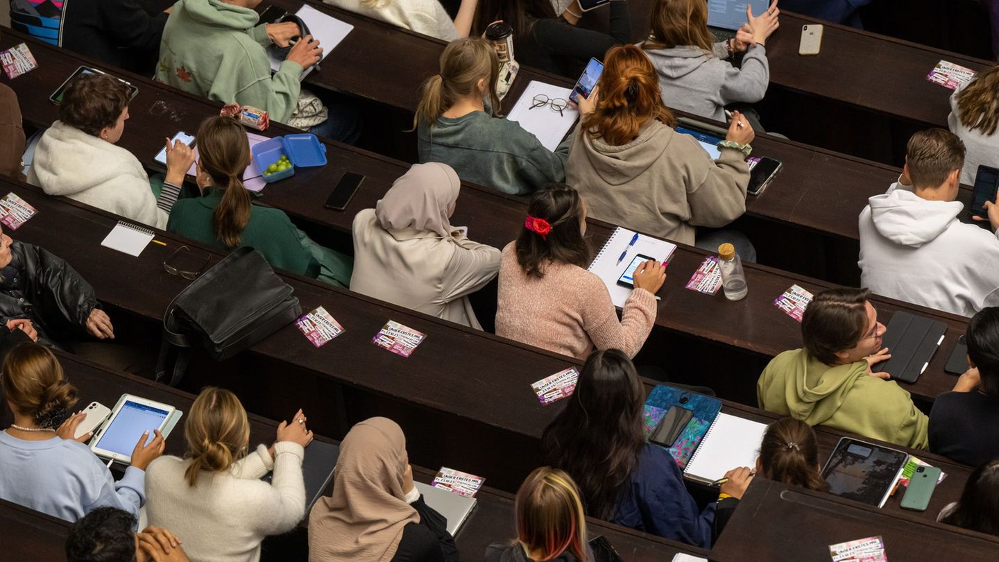 Weltfrauentag: Zahl Frauen in MINT-Fächern an bayerischen Unis nimmt zu