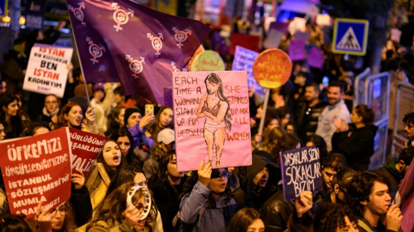 Von Paris bis Istanbul: Weltweite Protestmärsche zum Internationalen Frauentag