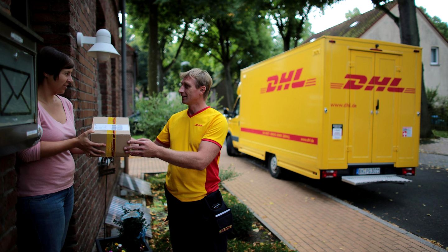 Gehaltscheck: Was verdient eigentlich ein DHL-Paketbote?