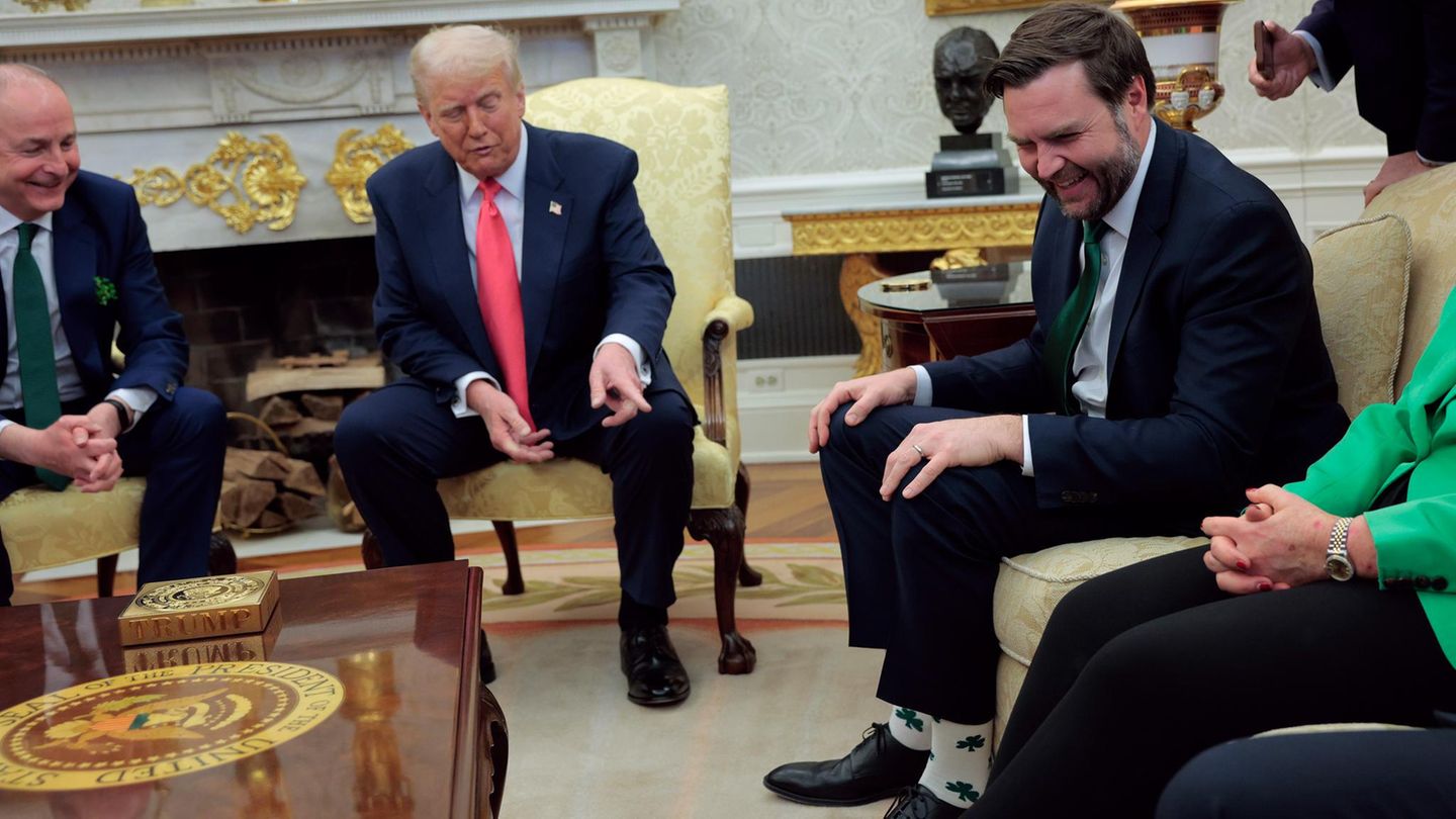 Bei Termin im Weißen Haus: Vance‘ Socken bringen Donald Trump aus der Fassung