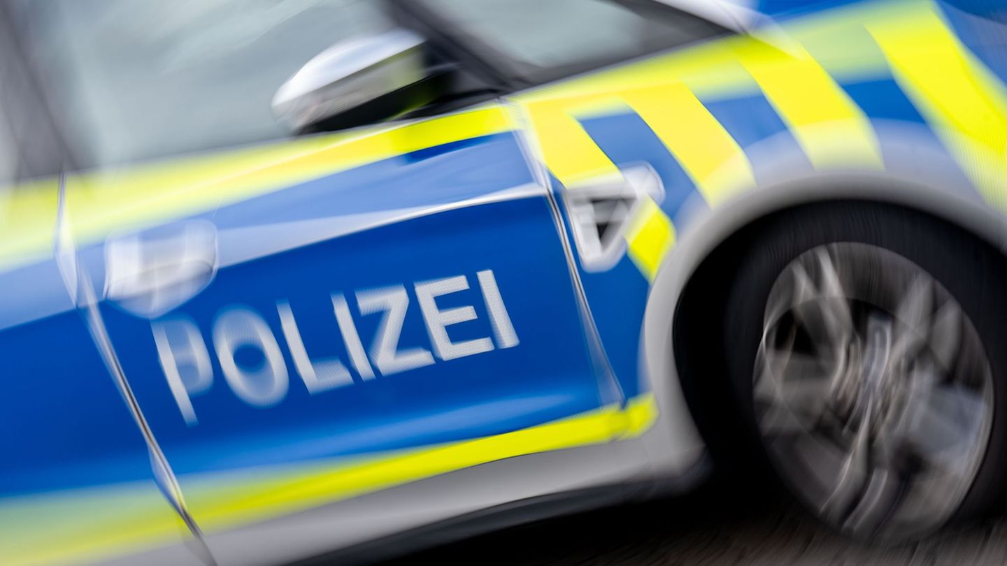Unfälle: Sattelzug überrollt Biker auf A38-Rastplatz – Mann stirbt