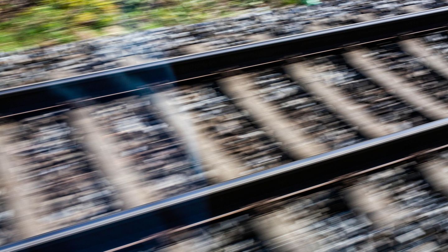 Brände: Böschungsbrand an Bahnstrecke in Osthessen gelöscht