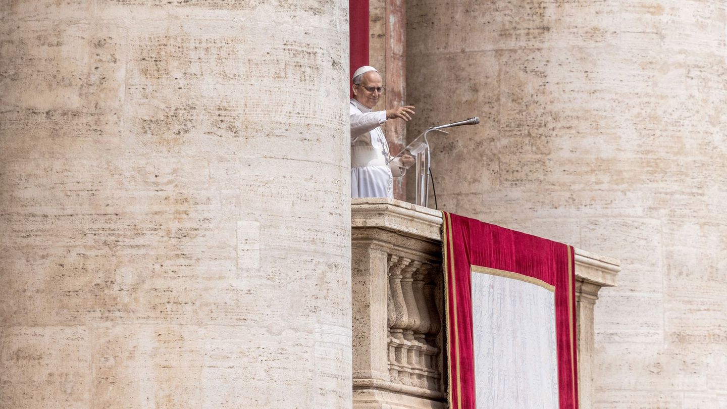 Vatikan: Neuer Papst Leo XIV. mahnt: „Nie wieder Krieg!“