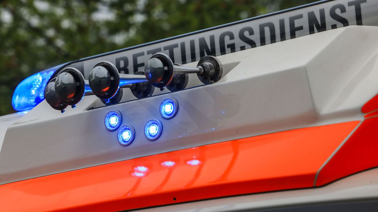 Kreis Gütersloh: Mann prallt mit Rad gegen Pferdeanhänger – in Lebensgefahr