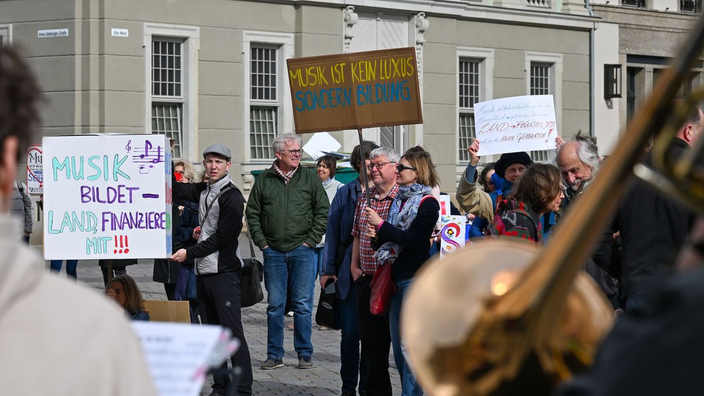 Finanzdebatte: Musikschulen protestieren mit Orchester vor Landtag