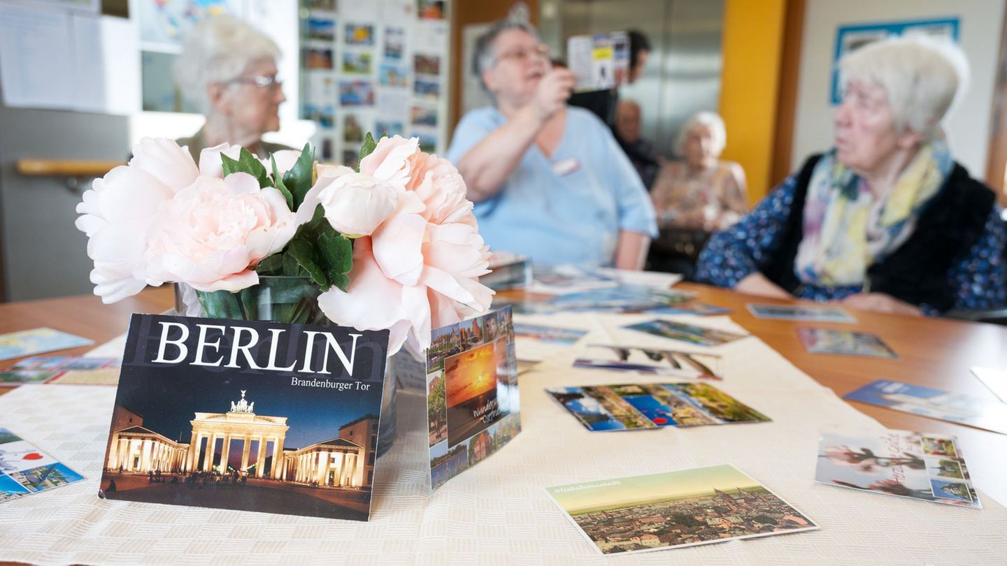 Aus der ganzen Welt: „Liebe Bewohner“: Postkartenflut für Senioren