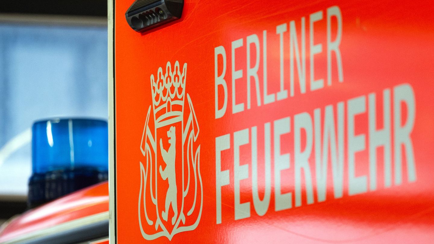 Notfall: Großeinsatz der Feuerwehr: Lagerhalle in Berlin brennt