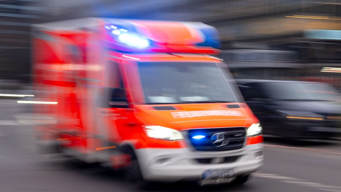 Arbeitsunfall: Dachdecker stürzt bei Arbeitsunfall in den Tod
