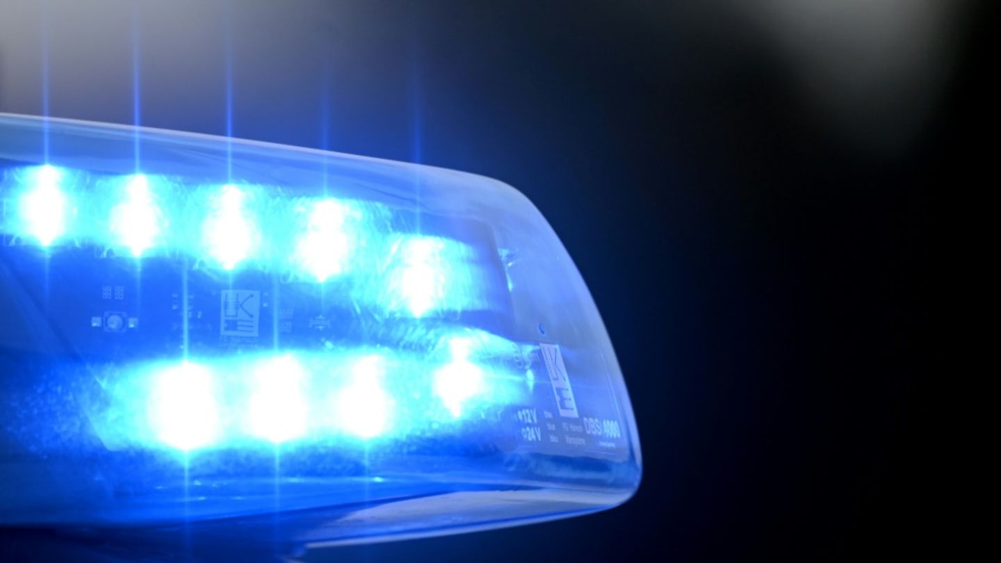 Leiche an Landstraße gefunden: 34-Jähriger soll Frau getötet haben