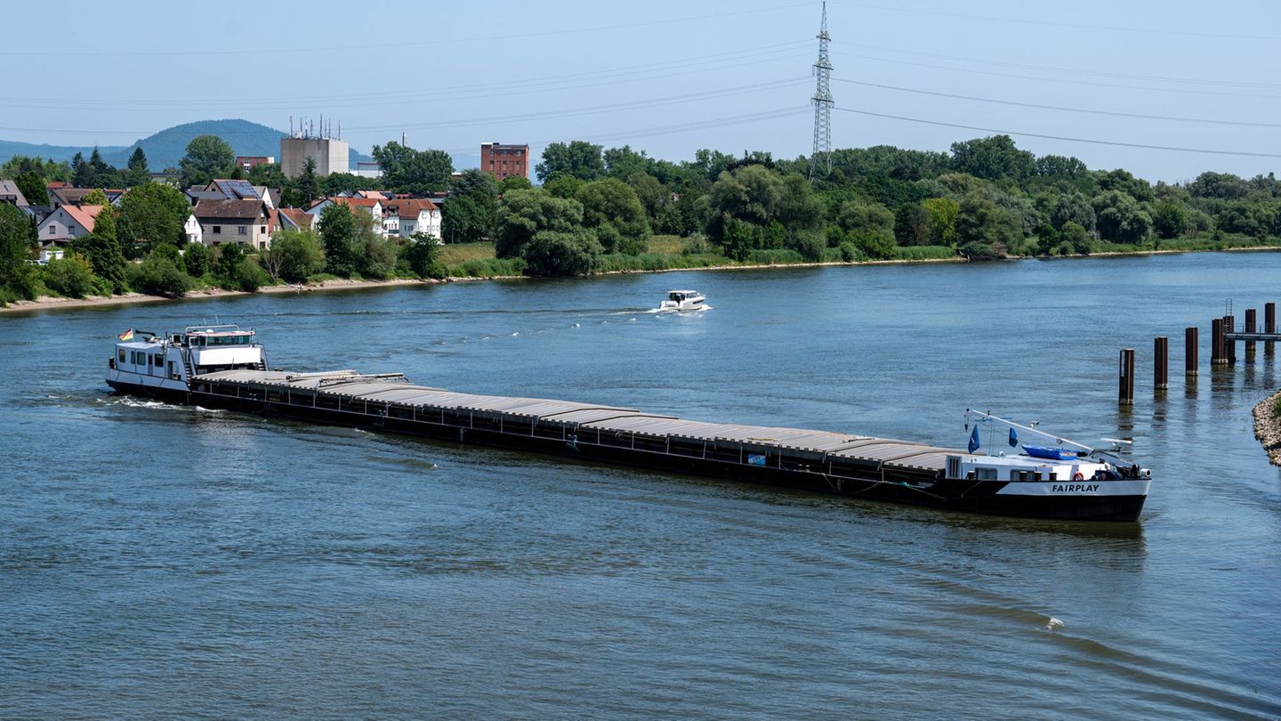 Notfall auf dem Wasser: Güterschiff steckt weiterhin auf der Donau fest