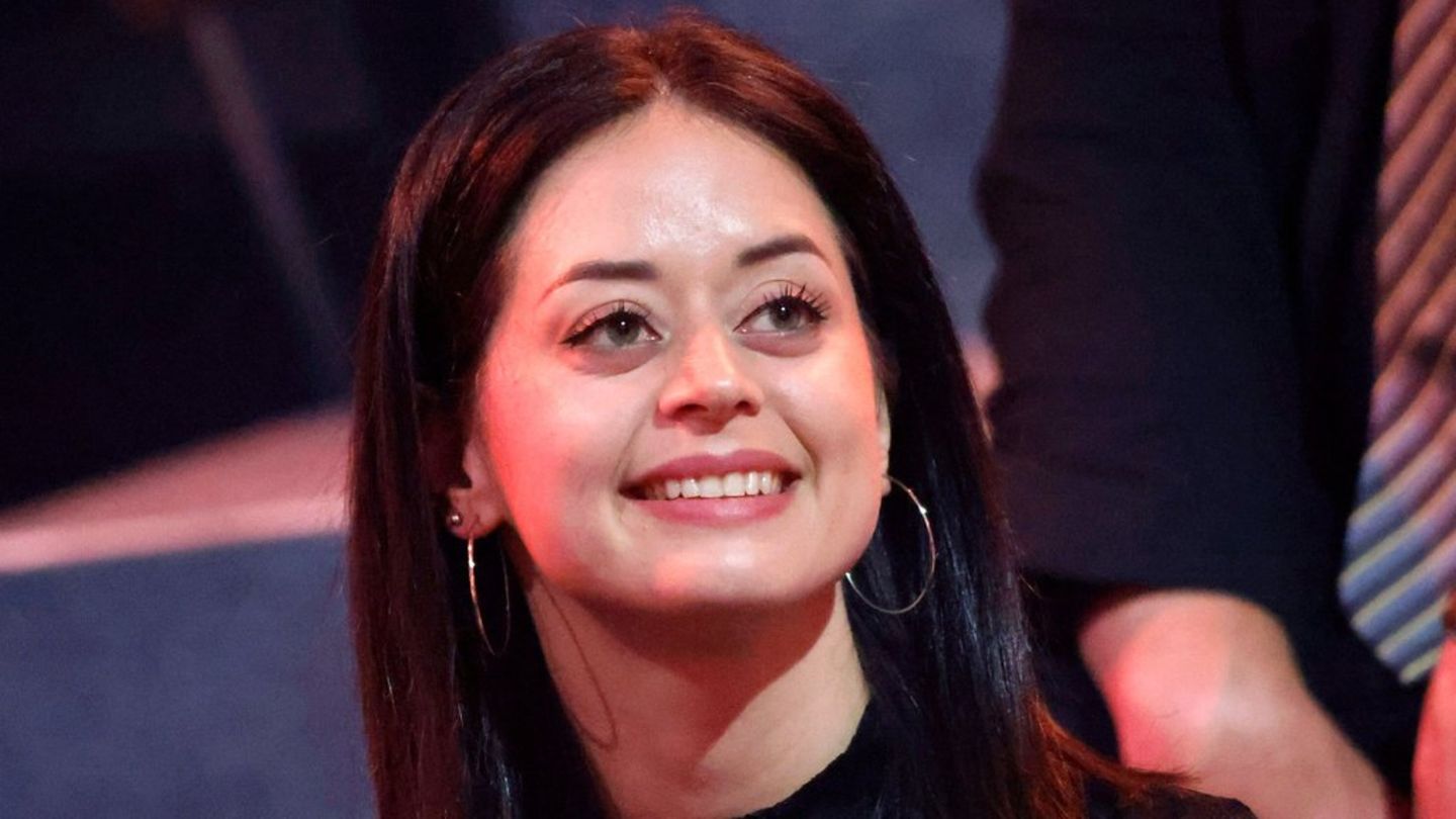 „Let’s Dance“-Star Malika Dzumaev: Halspflaster nach Bandscheiben-OP