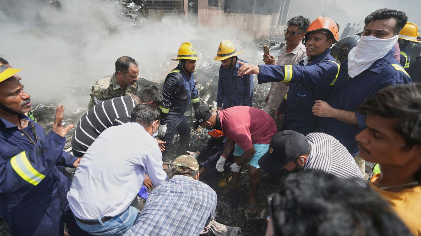 Indien: Flugzeug stürzt in Ahmedabad ab – mindestens 290 Tote