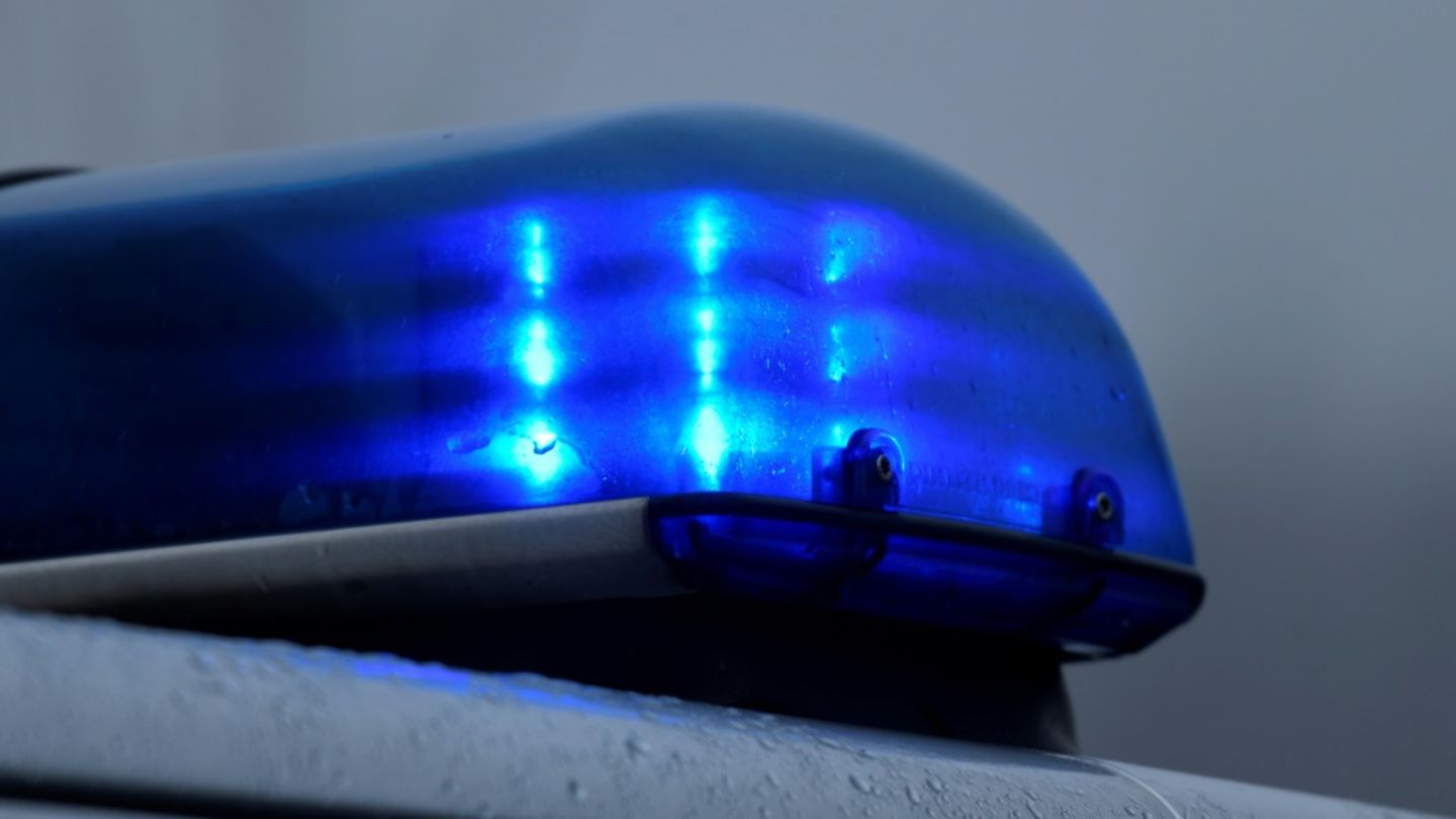 Verkohlte Mausfigur vor Westdeutschem Rundfunk in Köln wird auf „Kur“ geschickt