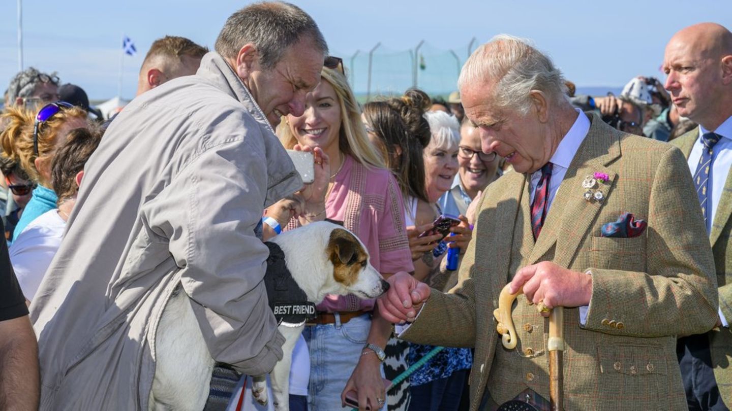 Mit tierischer Begegnung: König Charles besucht die Highland Games