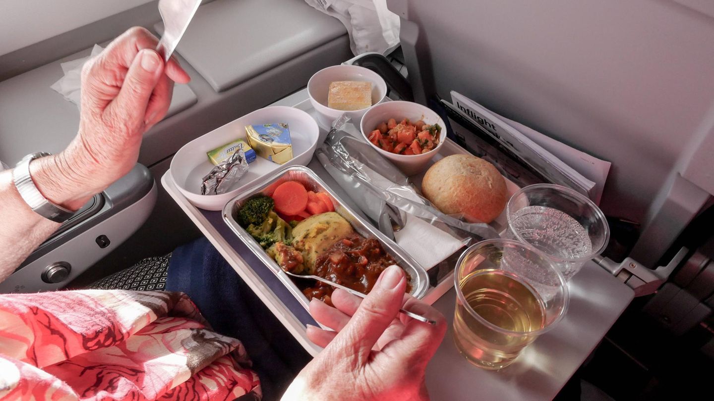 Essen im Flugzeug: Flugbegleiterinnen verraten: Darum sollten Sie Pasta und Leitungswasser meiden
