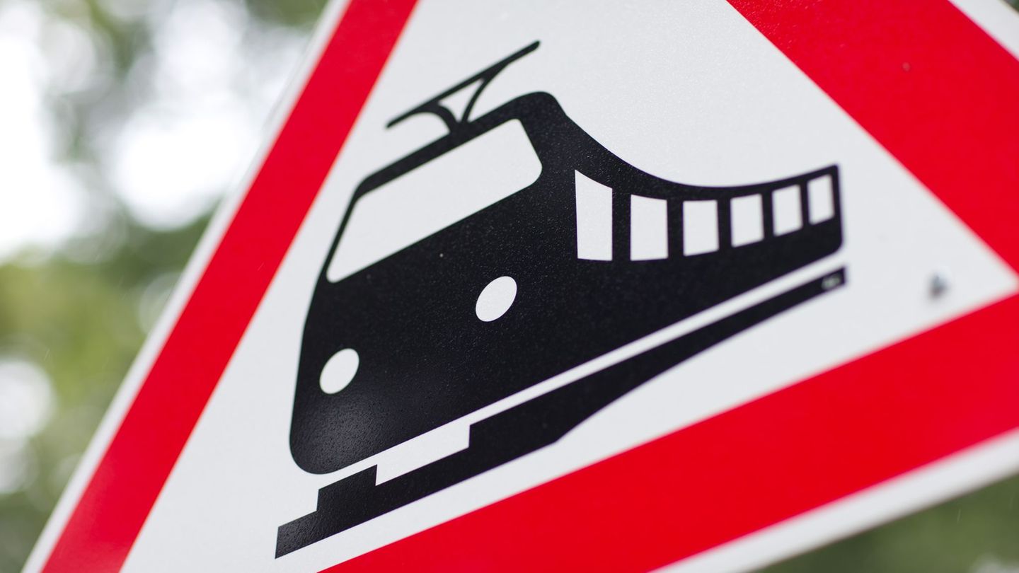 Zusammenstoß am Bahnübergang: Zugunfall im Landkreis Stade – Treckerfahrer schwer verletzt