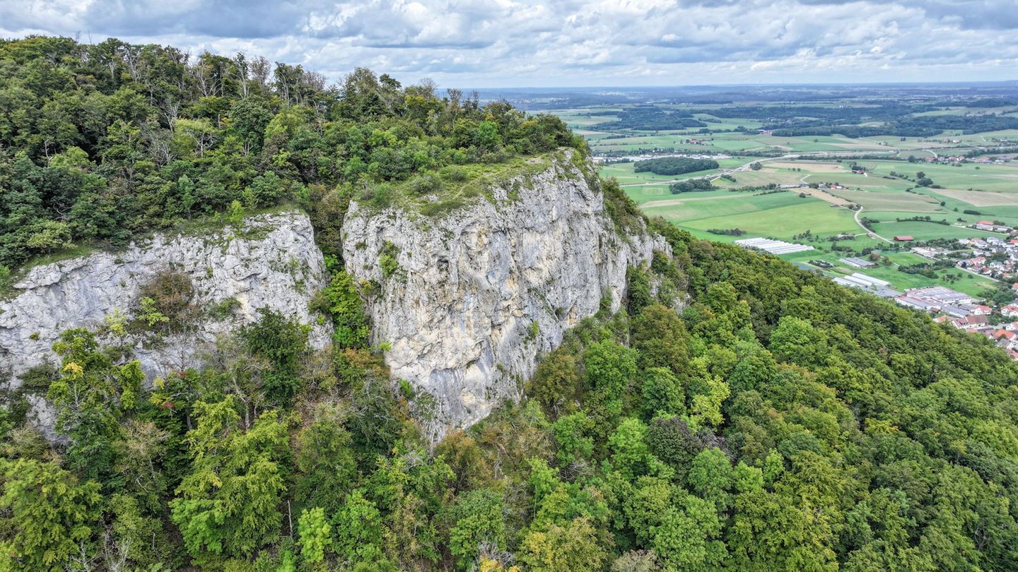 Bergwacht im Einsatz: Mann überlebt 60-Meter-Felsensturz – „Von Kante wegbleiben“